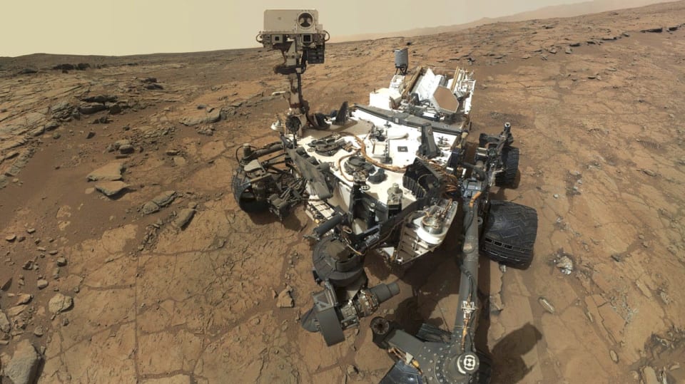 Curiosity zkoumající povrch Marsu